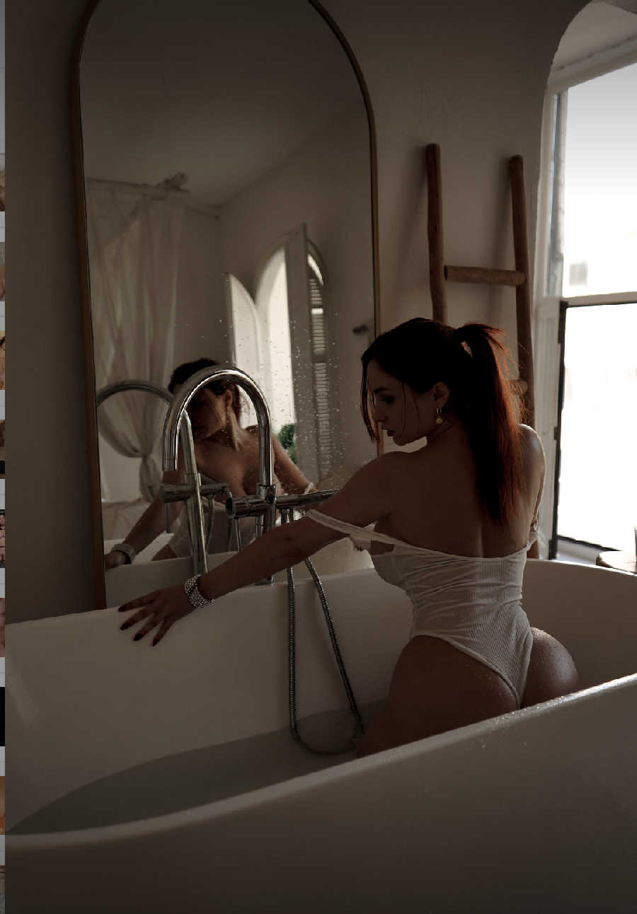 A playful frame from Miranda Faith nude — online in Quebec