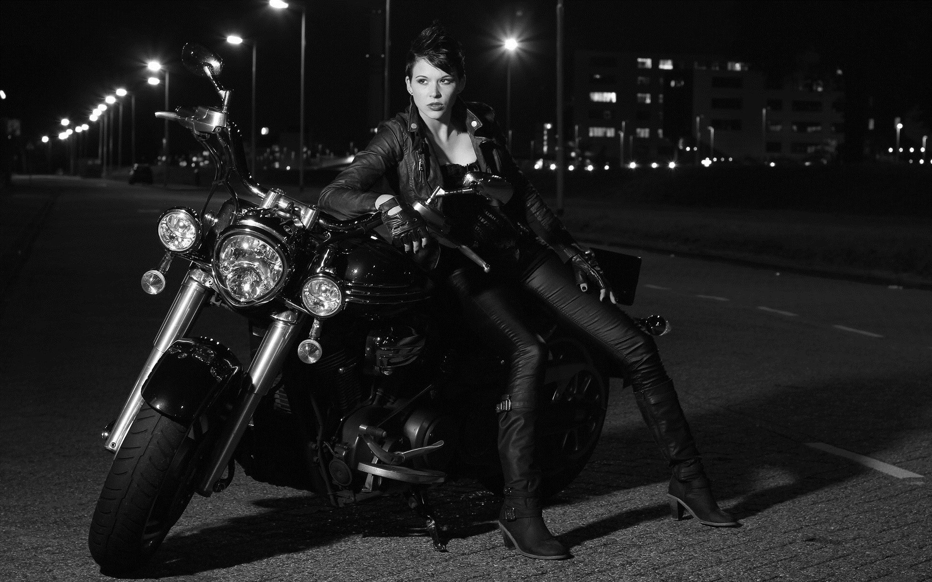 Photo Beautiful girls and motorcycles in Quebec