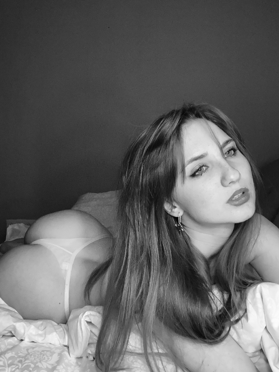 Take a pause and enjoy Nata nude — streaming from Quebec