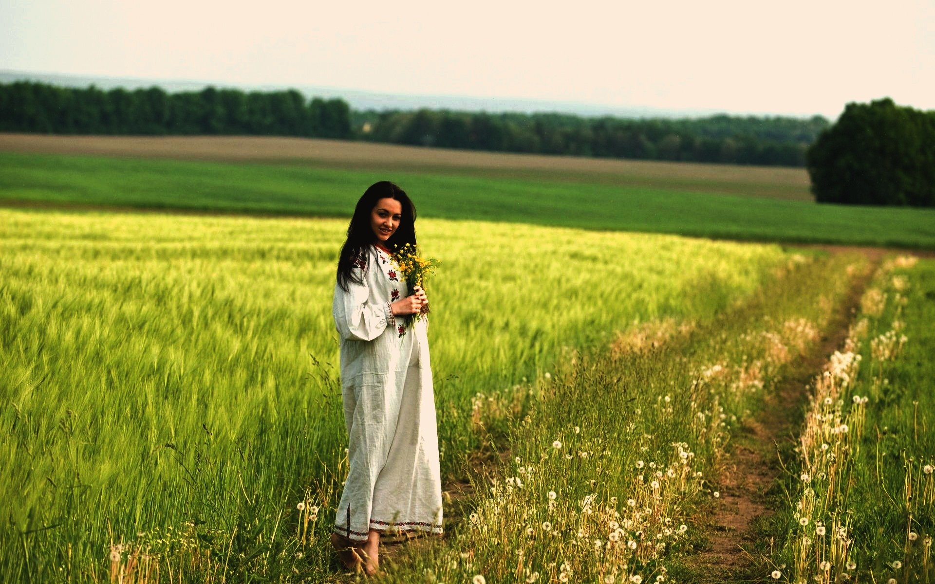 Women in Slavic costumes in Quebec