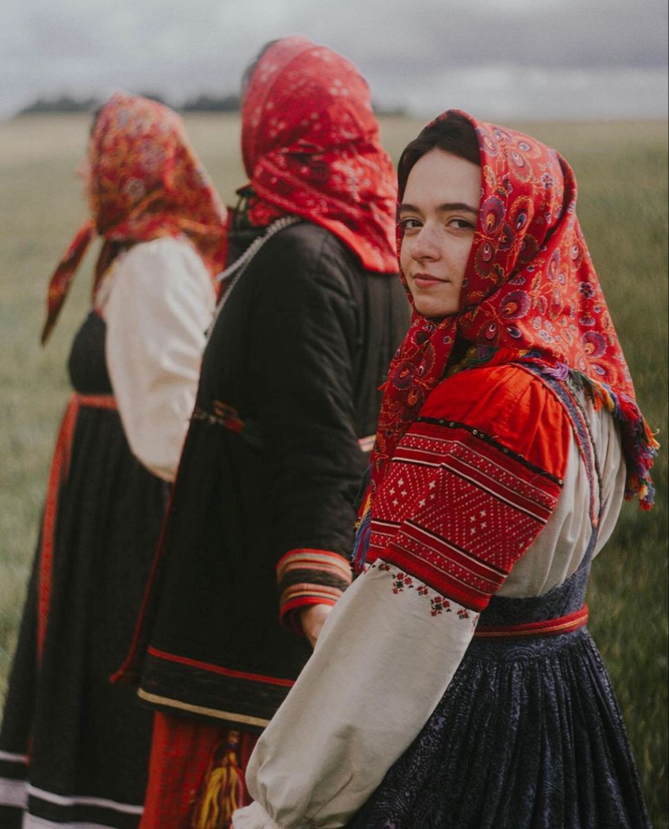 Women in Slavic costumes in Quebec