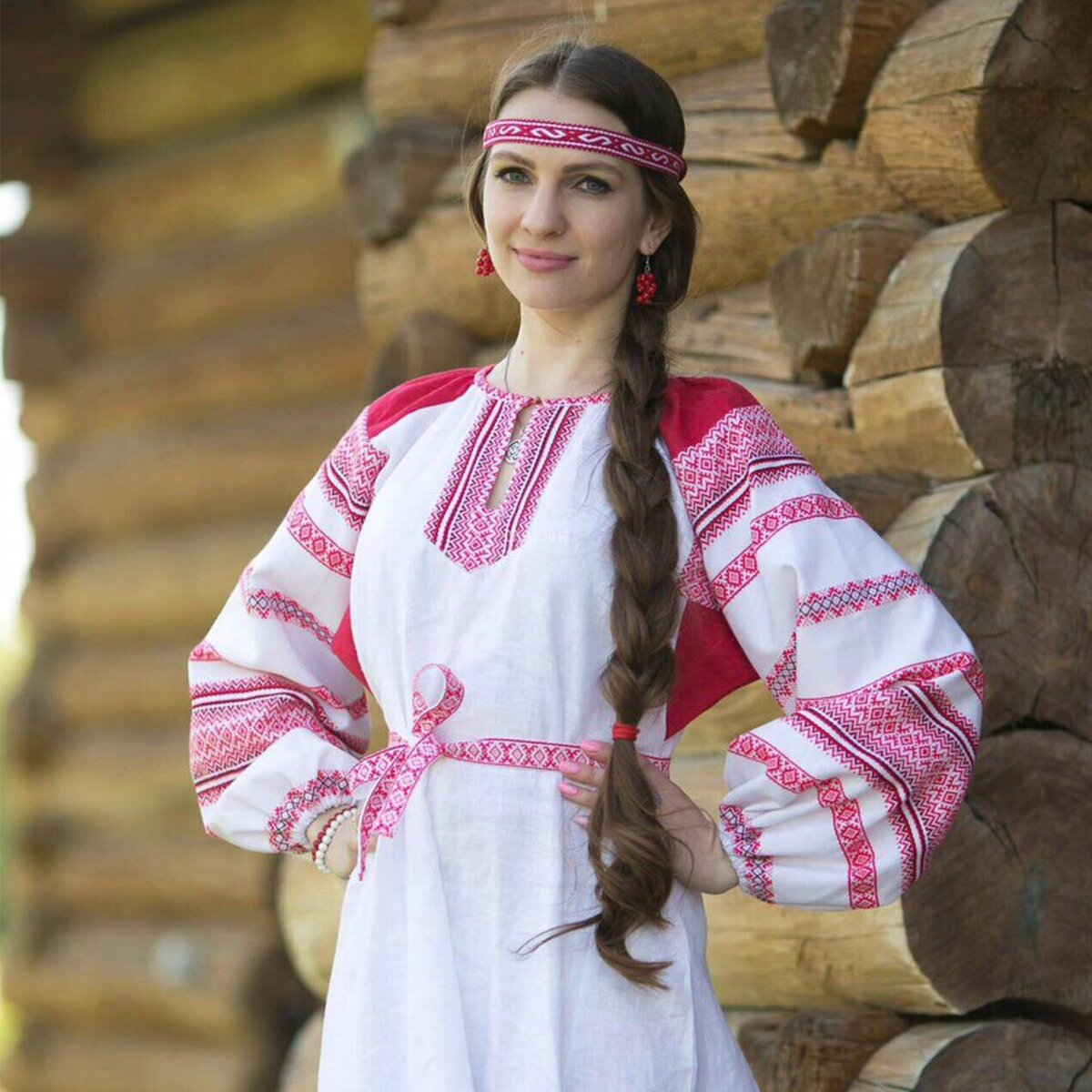 Girls in Slavic costumes brings the glow — live moments in Quebec